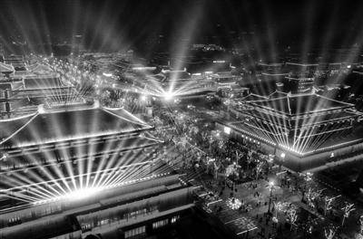 外地游客愛游夜西安 明年西安特色夜游街區(qū)達(dá)30個(gè)(圖1) 外地游客愛游夜西安 明年西安特色夜游街區(qū)達(dá)30個(gè)(圖1)